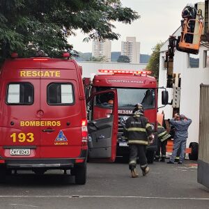 Corpo de bombeiros atende princípio de incêndio em fábrica em São Carlos