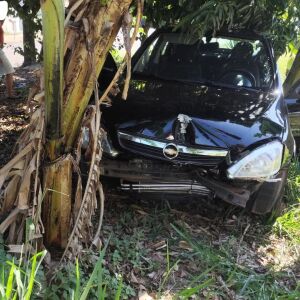 Motorista perde o controle após acidente no Santa Felícia e invade praça