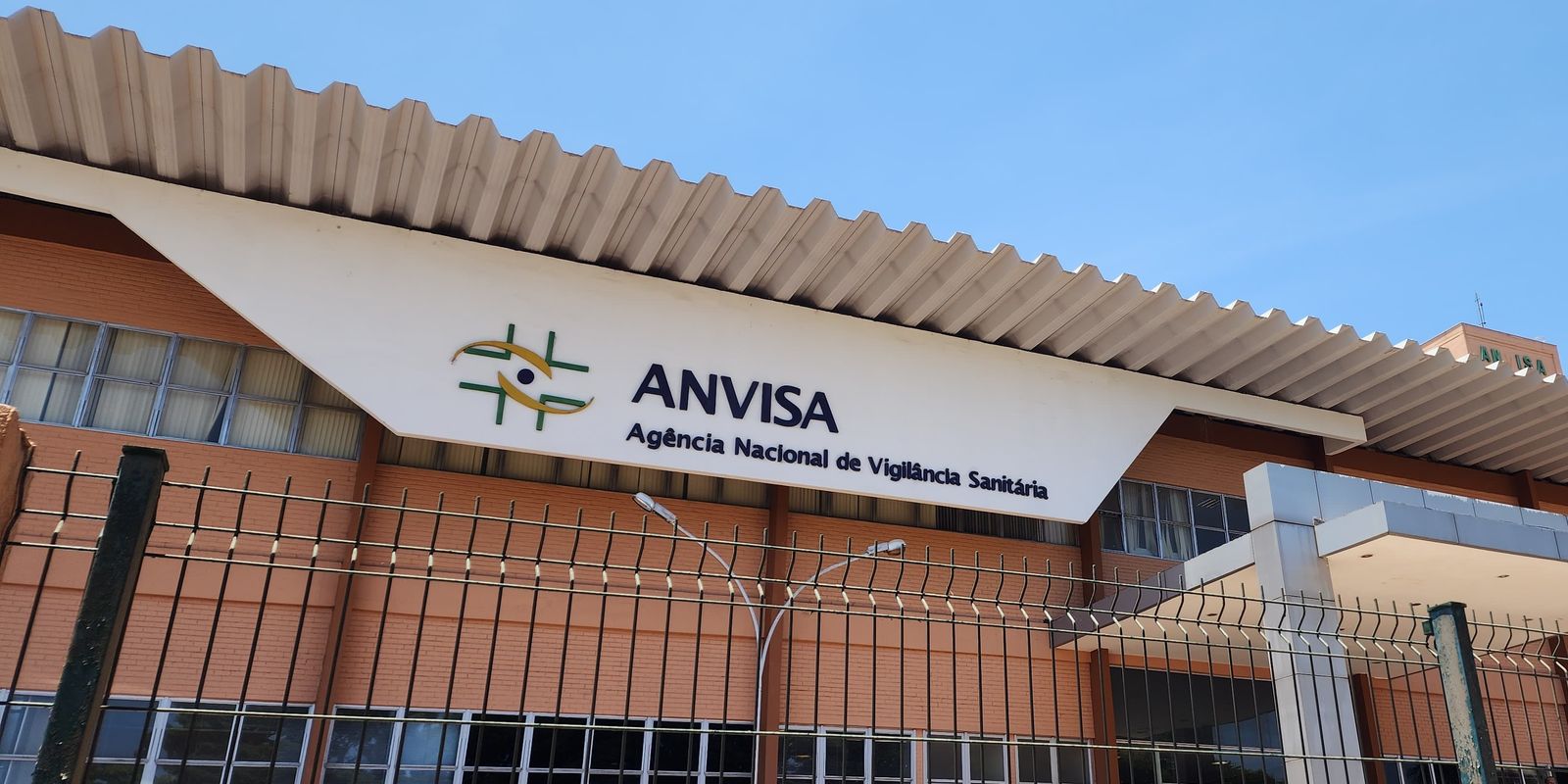 Anvisa proíbe fabricação e venda de cosméticos irregulares
