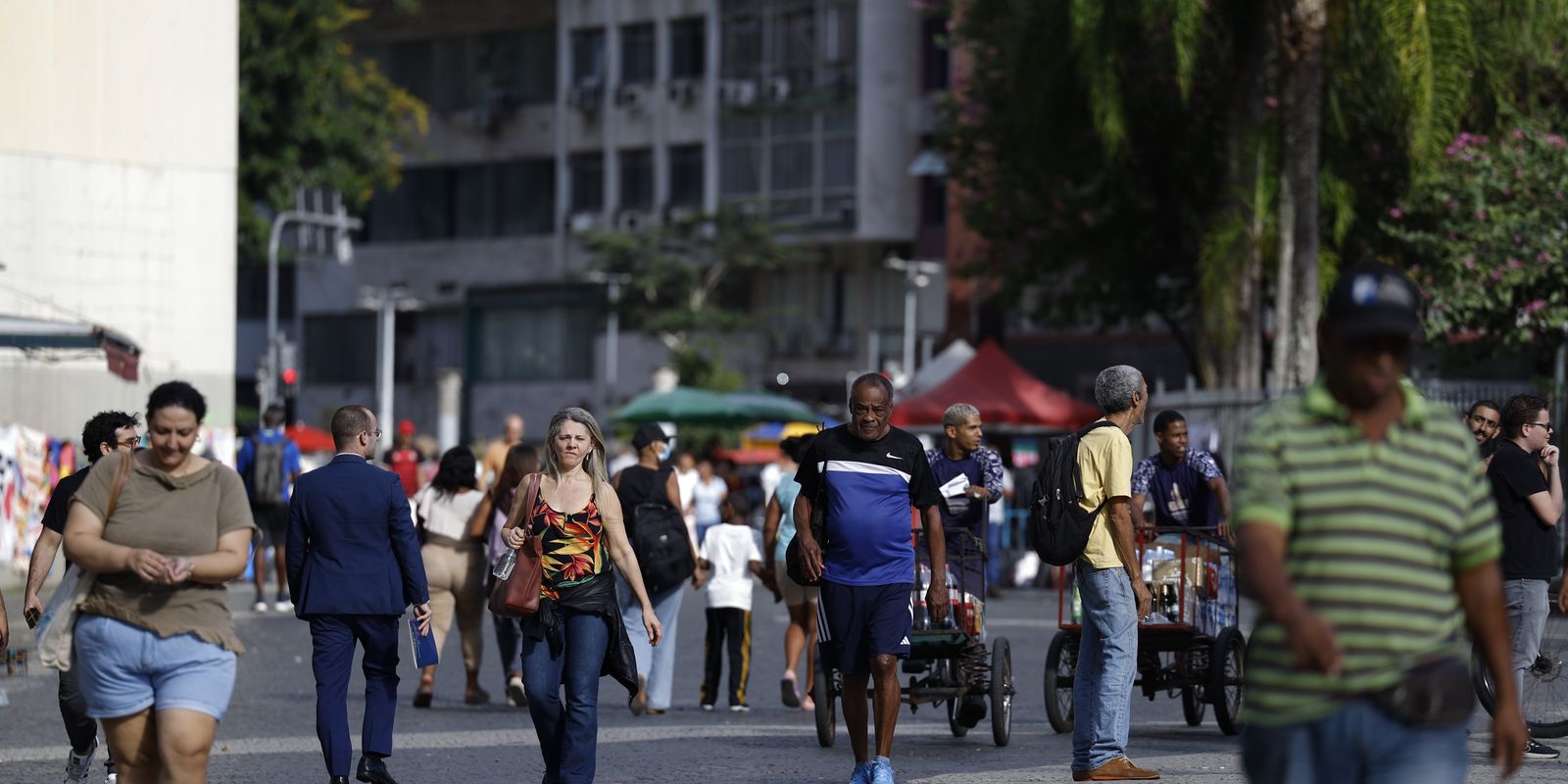 Crescimento populacional desacelera no país e atinge 0,37% em 2026, aponta IBGE