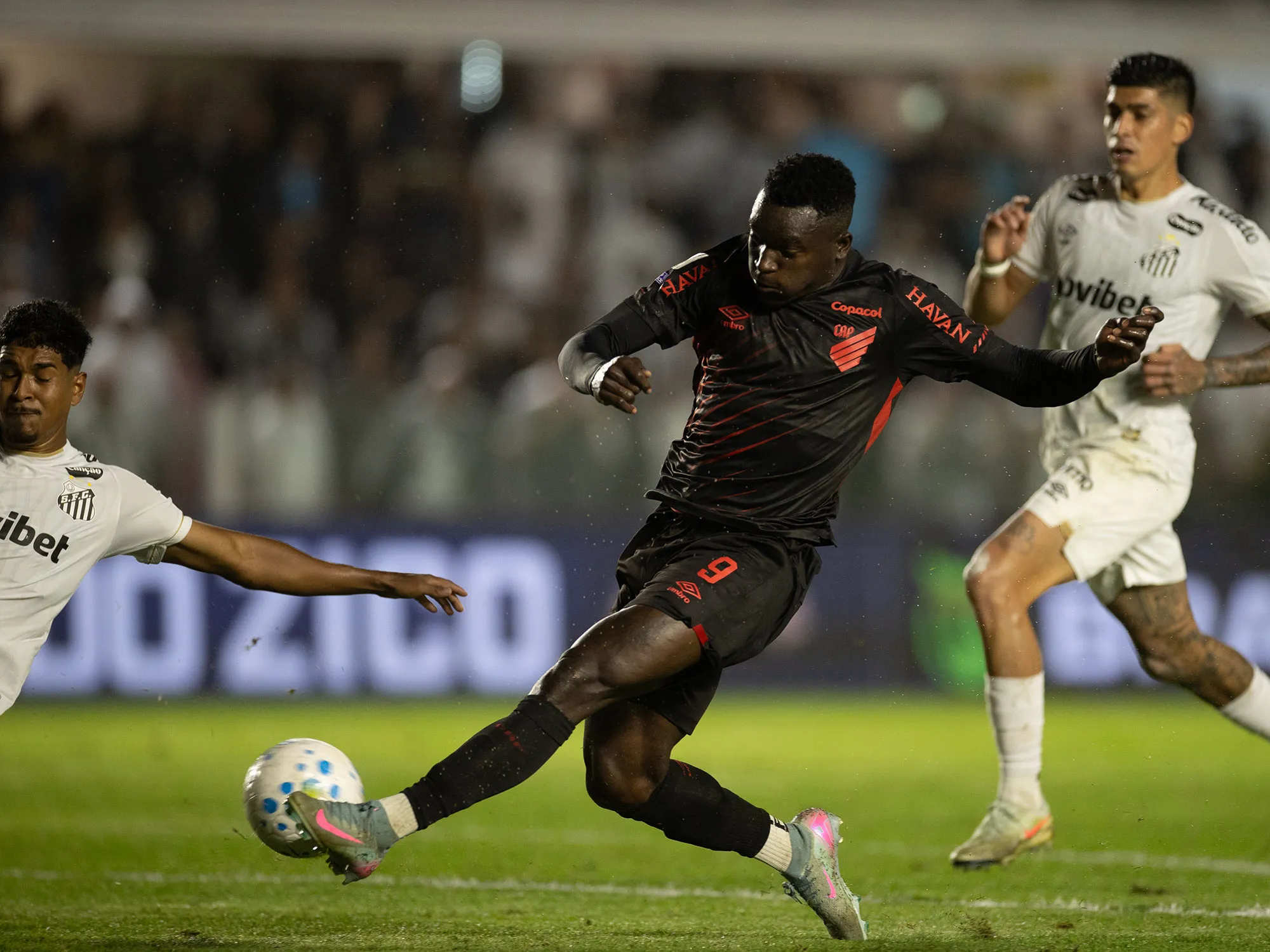 Cuca continua no comando do Santos e foca no Brasileirão