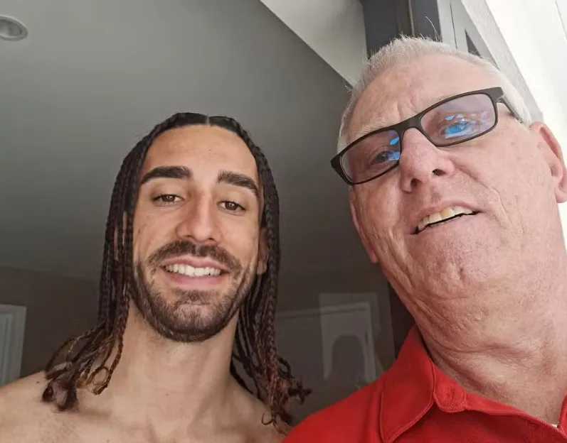 Lateral Cucurella surpreende carteiro com medalha em sua casa na Inglaterra