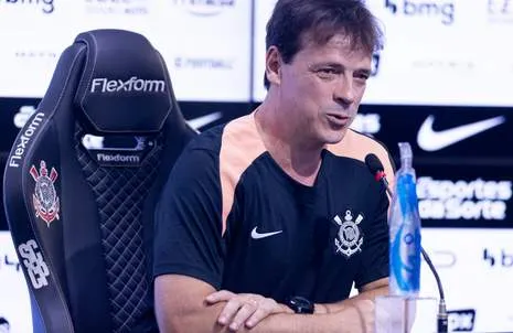 Fernando Diniz defende escolhas e nega prejuízo ao Corinthians