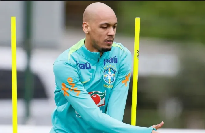 Volante Fabinho deixa o Al-Ittihad, mas retorno ao futebol brasileiro é incerto
