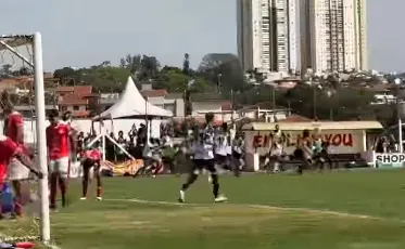 Filipe Carioca sai do banco e garante o título do Independente com golaço