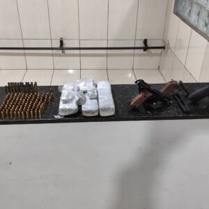 Ação da PM resulta em apreensão de armas e drogas em chácara de São Carlos