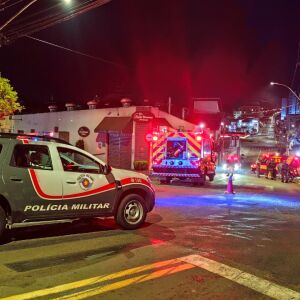 Corpo de bombeiros combate fumaça em padaria fechada em São Carlos