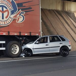 Carro fica preso em caminhão após acidente na Rodovia Washington Luís