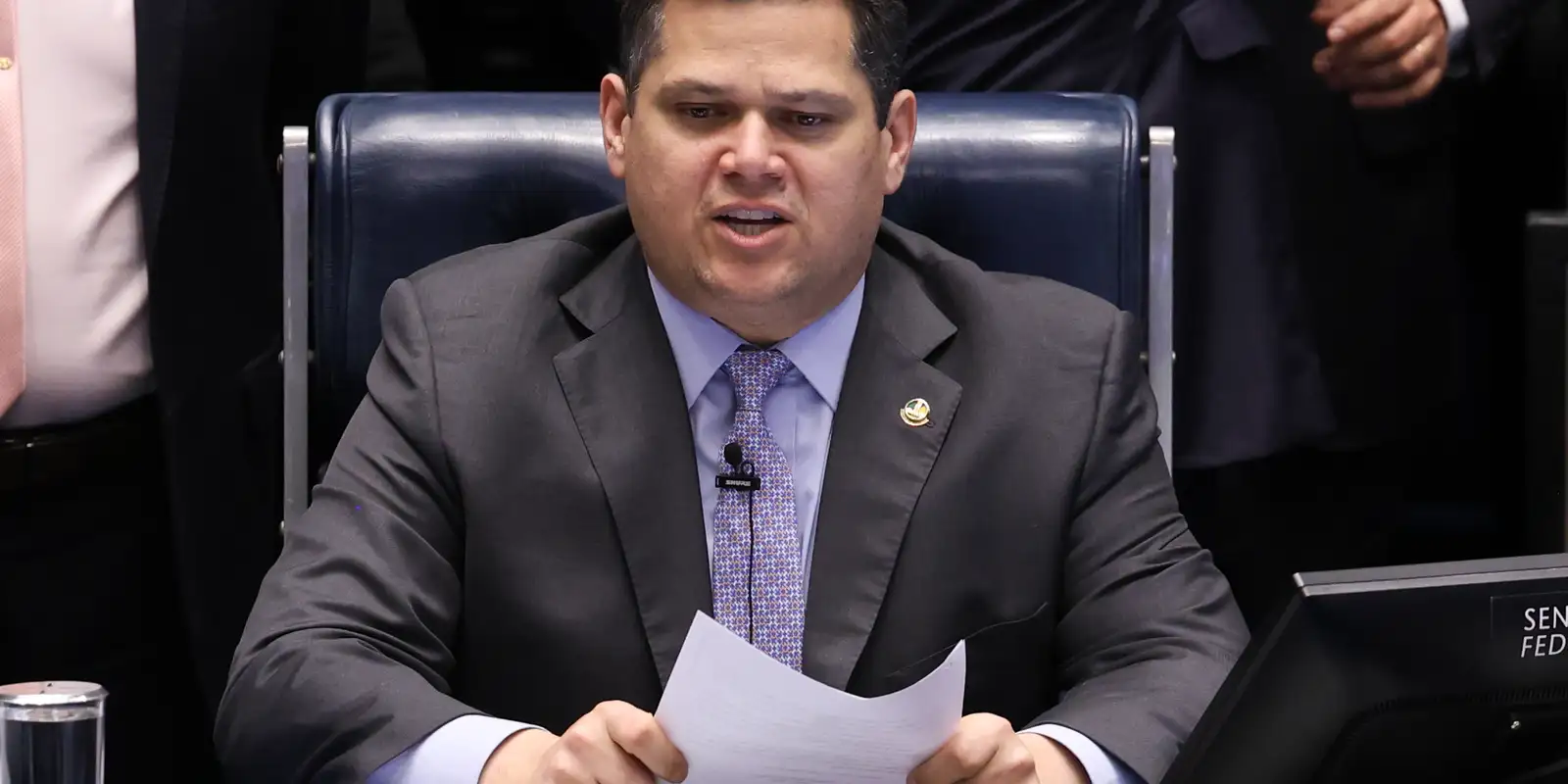 Governo pede a Davi Alcolumbre comissão sobre a taxa das blusinhas