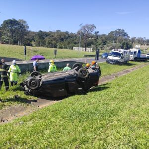 Guarda municipal capota carro durante acidente em São Carlos na SP-310
