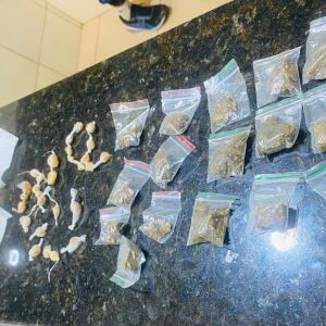Homem é preso por tráfico de drogas em São Carlos após tentar fugir da PM