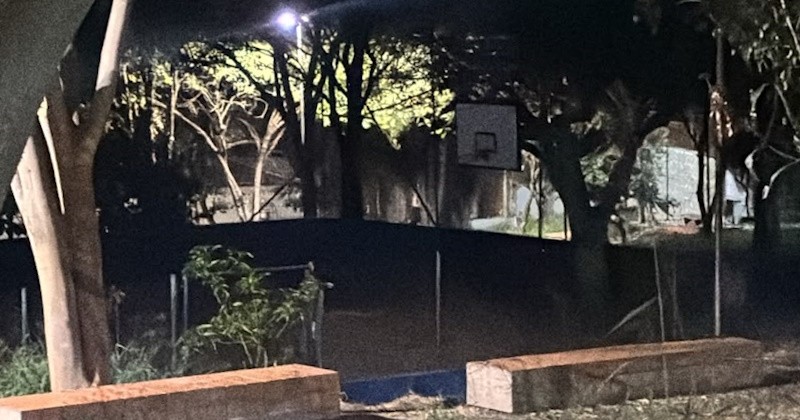 Moradores cobram reparos na iluminação de quadra esportiva no Jardim Tangará