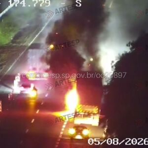 Carreta pega fogo e provoca incêndio na Washington Luís em Rio Claro