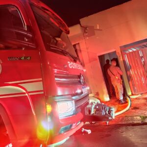 Incêndio em São Carlos destrói residência após discussão de casal
