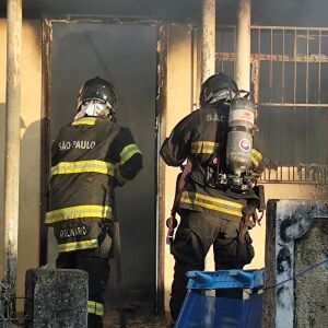 Incêndio em residência na Vila Prado mobiliza o Corpo de Bombeiros em São Carlos