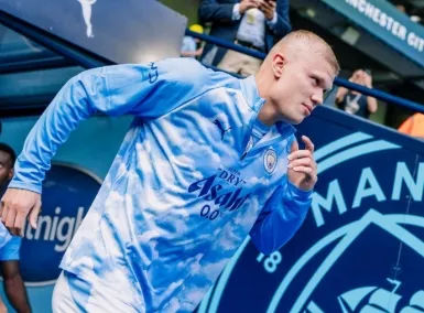 Erling Haaland surge com novo visual antes de estreia do Manchester City