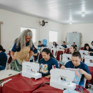 Projeto de moda sustentável oferece bolsa e curso gratuito em Itirapina