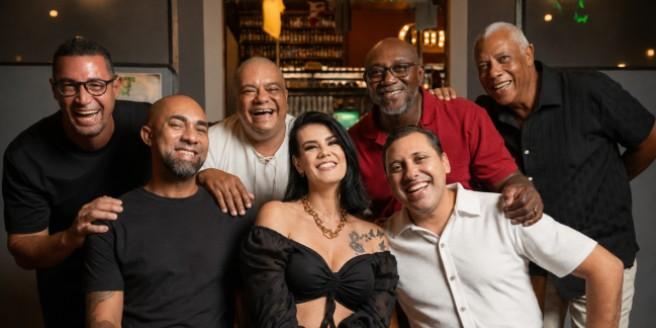 Juliana Bloes e Samba Autêntico fazem homenagem aos mestres do samba
