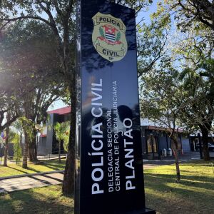 Criminoso arromba portão e comete furto em garagem no Jardim Lutfalla