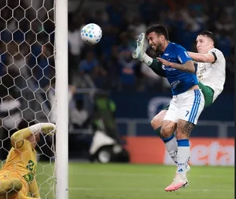 Matheus Henrique fratura o nariz, marca e ajuda o Cruzeiro a avançar