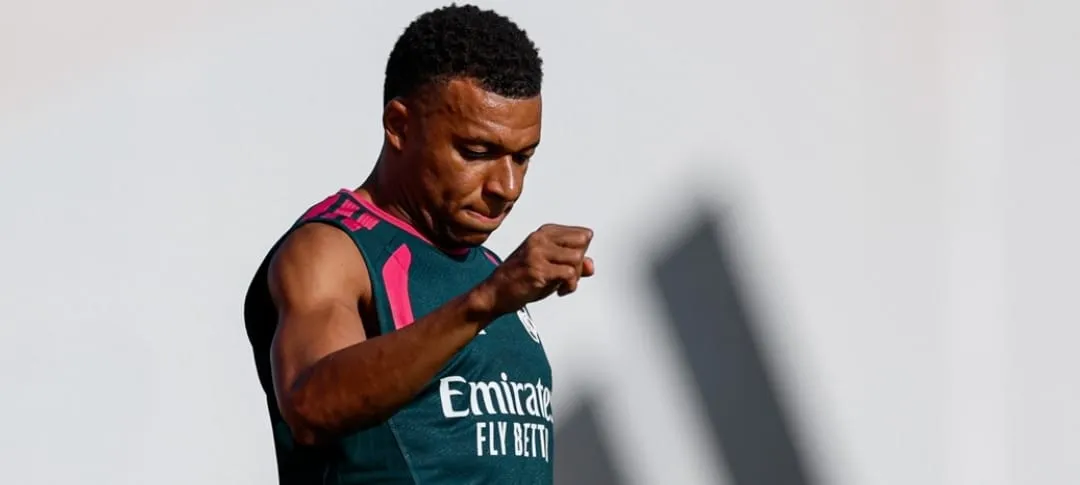 Mbappé marca golaço de bicicleta em retorno aos treinos do Real Madrid