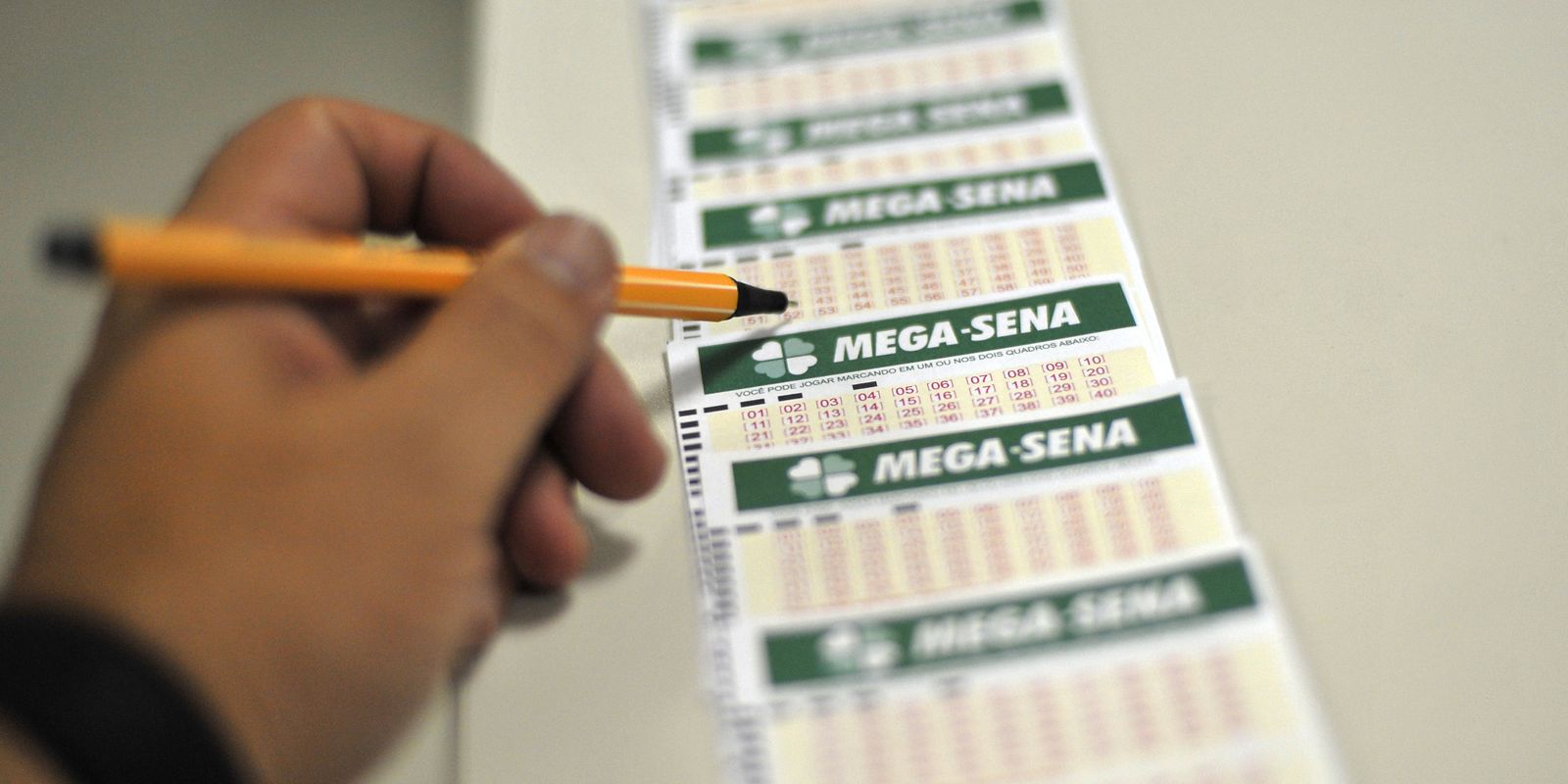 Mega-Sena realiza sorteio de prêmio estimado em R$ 3,5 milhões