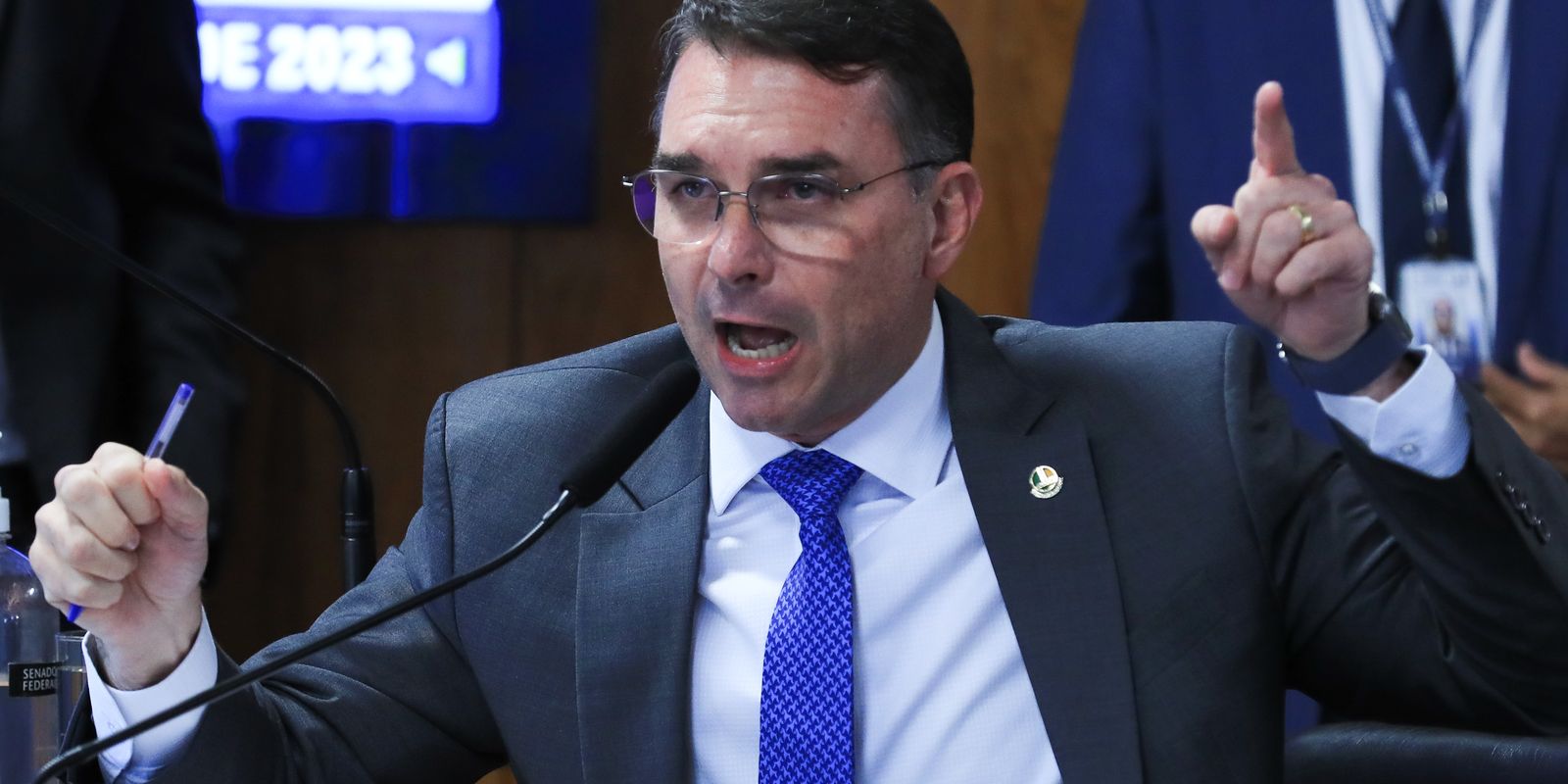 Missão pede investigação sobre filiação de Flávio Bolsonaro ao partido