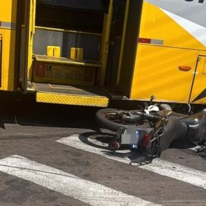 Moto fica presa em ônibus após acidente no Cidade Aracy