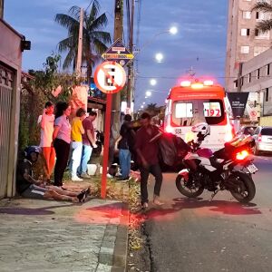 Atropelamento deixa motociclista e pedestre feridos na Vila Nery