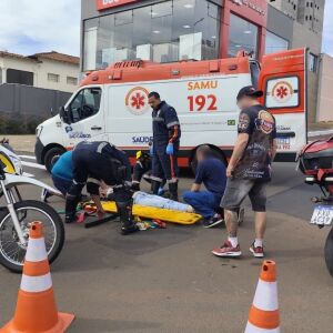 Acidente de trânsito em São Carlos deixa motociclista ferida no Centro