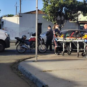 Motociclista de 22 anos fica ferido após acidente em São Carlos