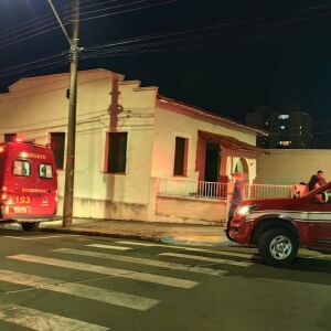 Motociclista fica ferido em acidente em São Carlos após colisão com carro