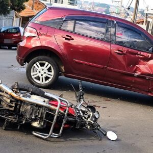 Motociclista fica ferido após acidente no Centro de São Carlos