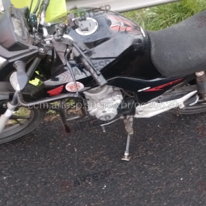 Motociclista se fere em acidente na SP-310 após atingir pedra na pista