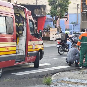 Colisão traseira na Avenida São Carlos deixa motogirl ferida
