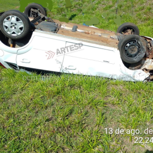 Motorista fica ferido após capotamento de veículo na SP-225 em Itirapina