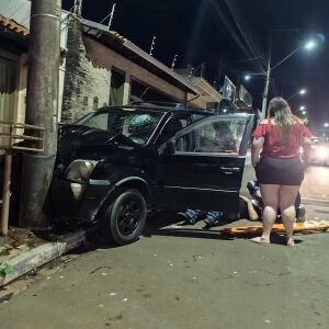 Carro colide contra poste e deixa homem ferido em acidente em São Carlos
