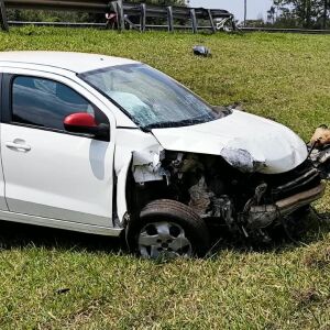 Carro bate em guard-rail após motorista perder o controle na Rodovia Washington Luís