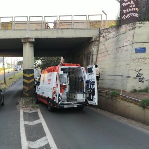 Mulher sofre queda de pontilhão em São Carlos e fica ferida