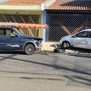 Motorista fica ferida após acidente no Santa Felícia envolvendo três carros
