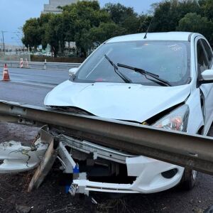 Mulher fica ferida após batida em guard-rail na Rodovia Washington Luís