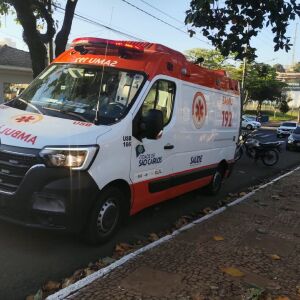 Queda de motocicleta deixa mulher ferida no Centro de São Carlos