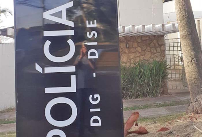 Mulher que esfaqueou companheiro se entrega e cumpre mandado de prisão
