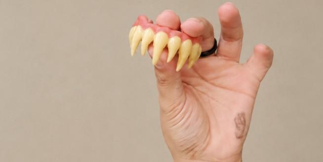 Oficina ensina criação de dentes cênicos para personagens em Araraquara