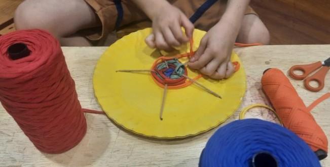 Oficina infantil incentiva criatividade com invenções em Araraquara
