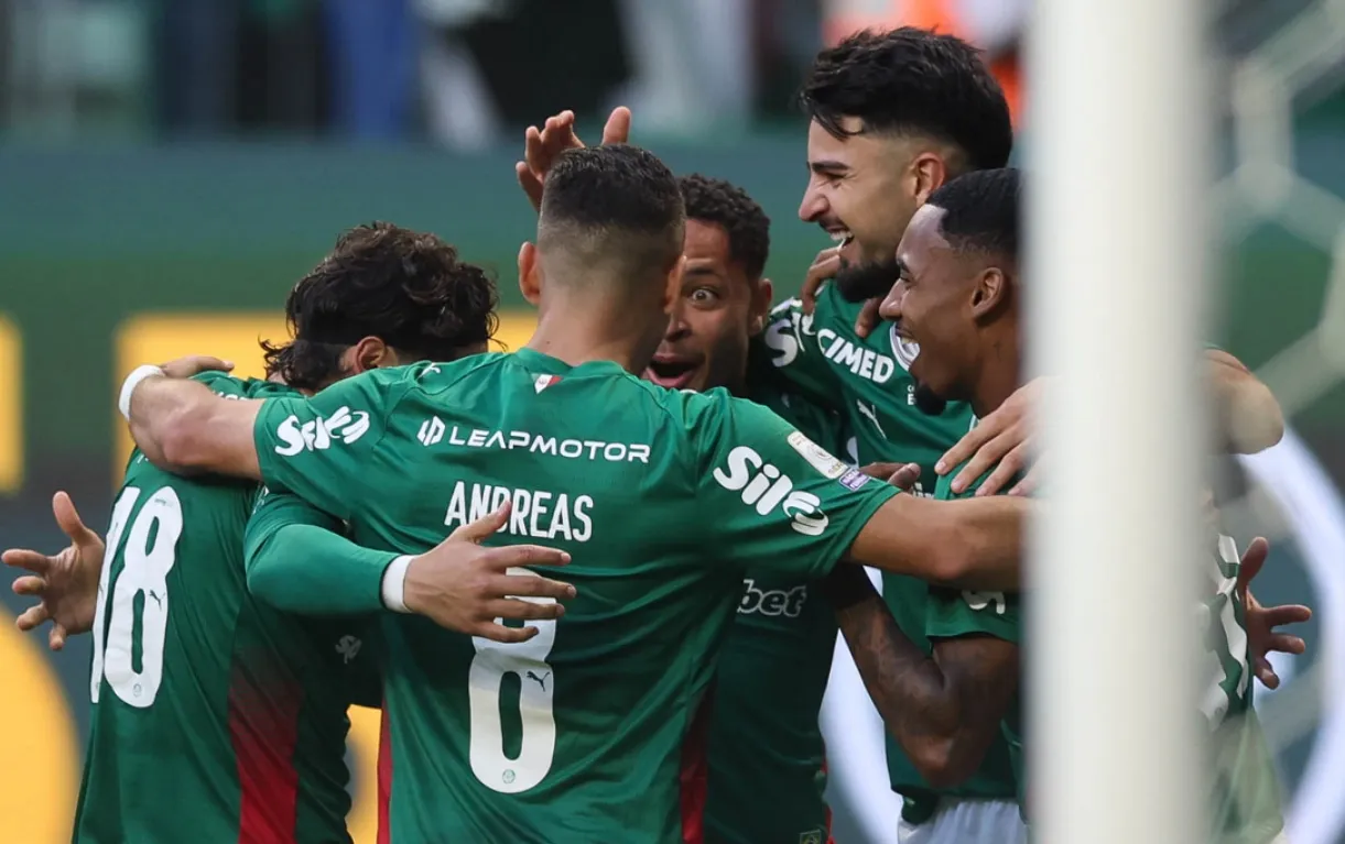 Palmeiras goleia o Vasco e se isola na liderança do Brasileirão