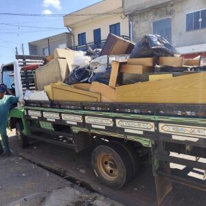 Prefeitura de Ibaté realiza limpeza de imóvel com acúmulo de entulhos