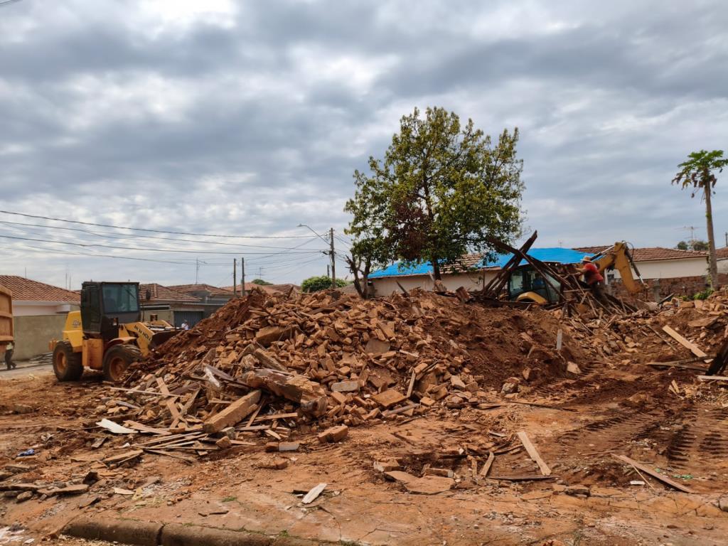 Prefeitura de Araraquara realiza demolição de imóveis abandonados na Vila Xavier