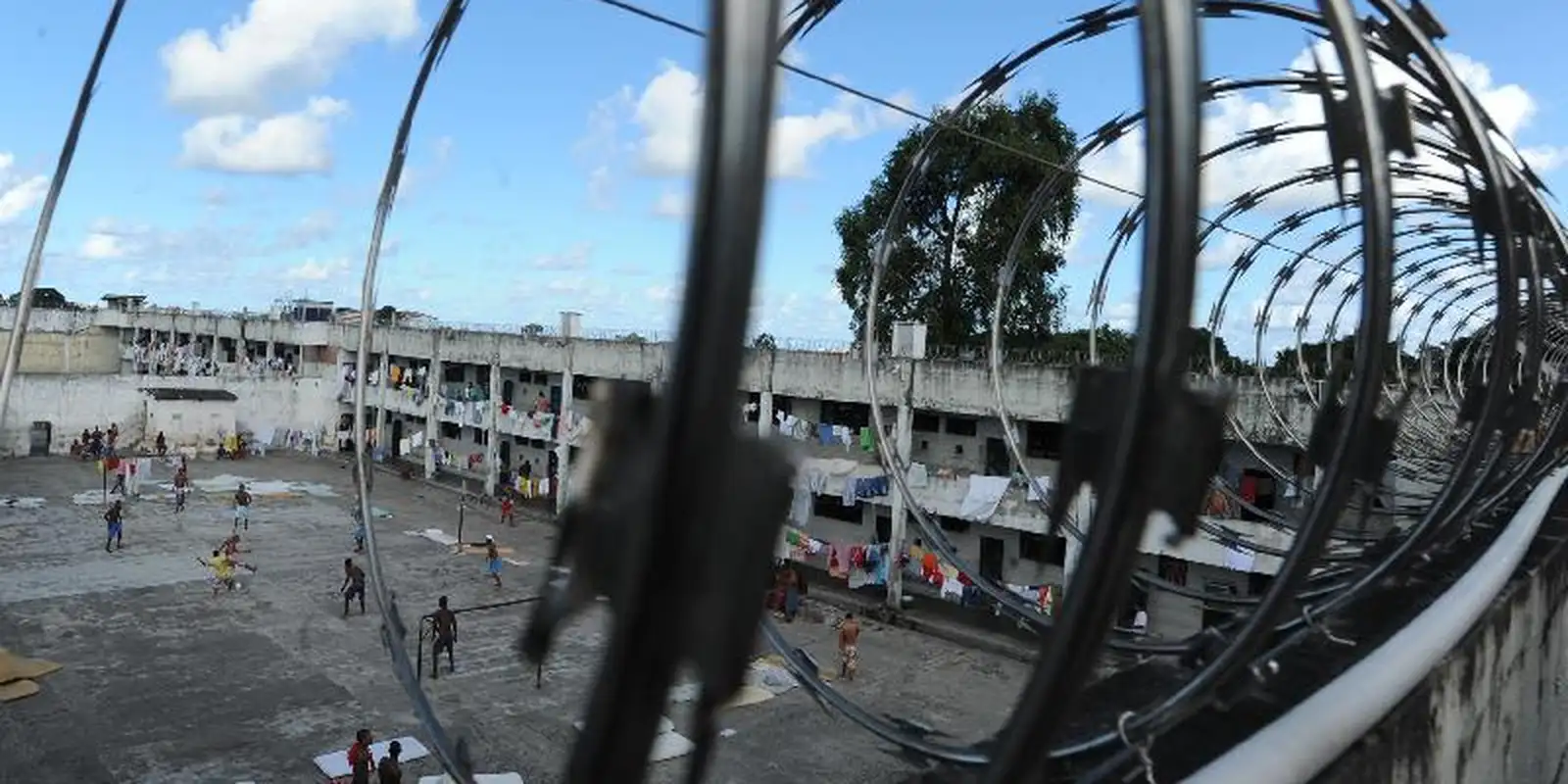Ações combatem a entrada de itens proibidos em presídios do Rio