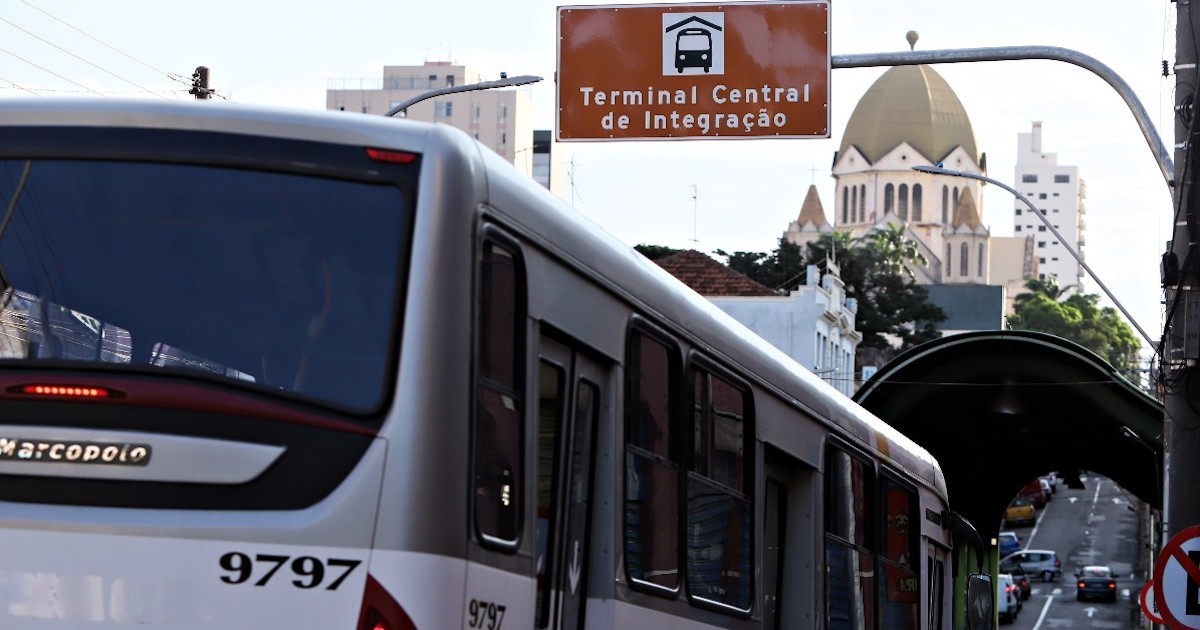 Rachaduras evidenciam que terminal de integração precisa de vistoria técnica